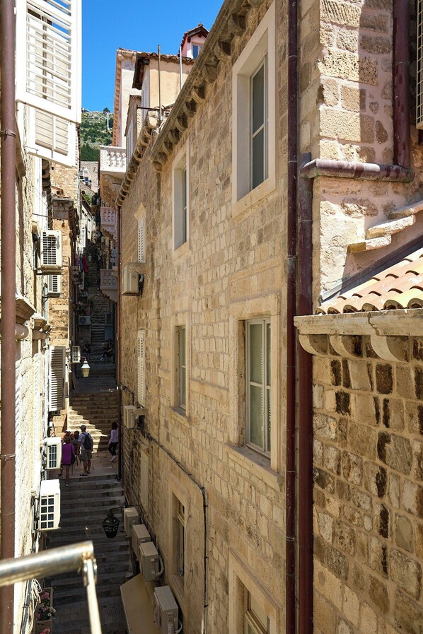 Unclassified image, 1 of 34, button