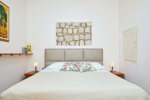 Unclassified image, 5 of 32, button - Hedera Estate, Hedera A34 (Dubrovnik)