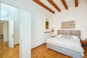 Unclassified image, 2 of 32, button - Hedera Estate, Hedera A34 (Dubrovnik)