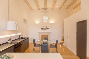 Unclassified image, 5 of 30, button