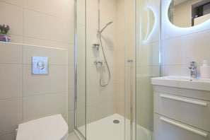 Douche, séchoir à cheveux, serviettes fournies