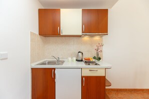 Refrigerador, placa de cocina, tostadora, utensilios de cocina