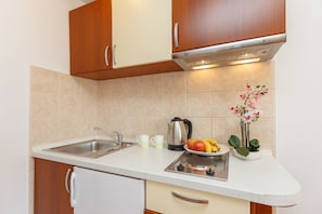 Refrigerador, placa de cocina, tostadora, utensilios de cocina