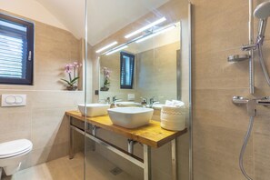 Shower, hair dryer, towels - Hedera Estate, Villa Hedera II (Dubrovnik)