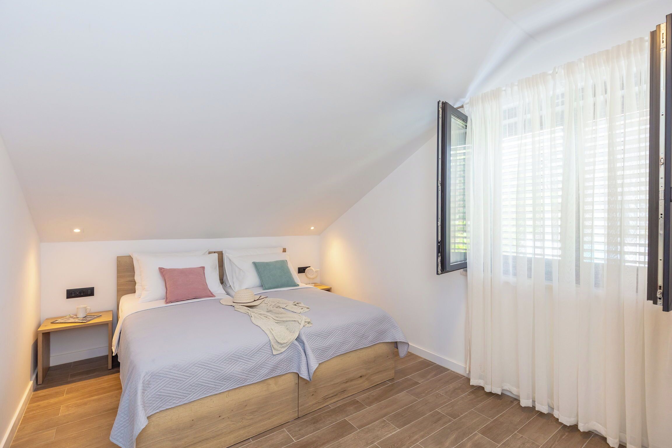 6 bedrooms, iron/ironing board, bed sheets