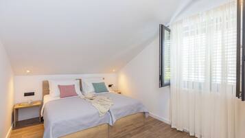 6 bedrooms, iron/ironing board, bed sheets