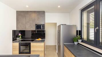 Frigorífico, microondas, horno y lavavajillas