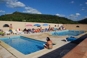 2 outdoor pools, pool loungers