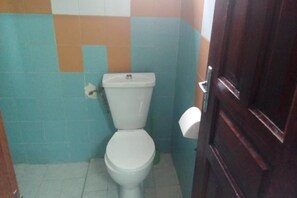 Chambre Standard double, 1 grand lit, non-fumeur, vue sur la ville | Salle de bain | Douche, serviettes fournies