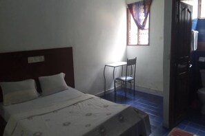 Chambre Standard double, 1 grand lit, non-fumeur, vue sur la ville | Literie de qualité, bureau, fer et planche à repasser