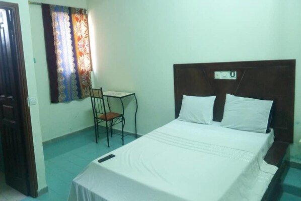 Chambre Standard double, 1 grand lit, non-fumeur, vue sur la ville | Literie de qualité, bureau, fer et planche à repasser