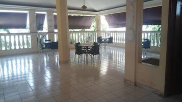 Breakfast, lunch, dinner served; local and international cuisine