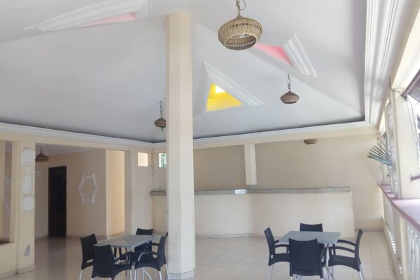 Breakfast, lunch, dinner served; local and international cuisine - Hotel Meambly (Abidjan)