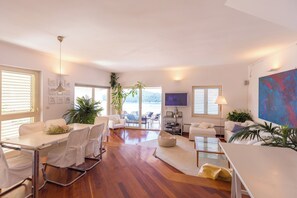 Unclassified image, 3 of 30, button