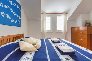 3 bedrooms, iron/ironing board, bed sheets