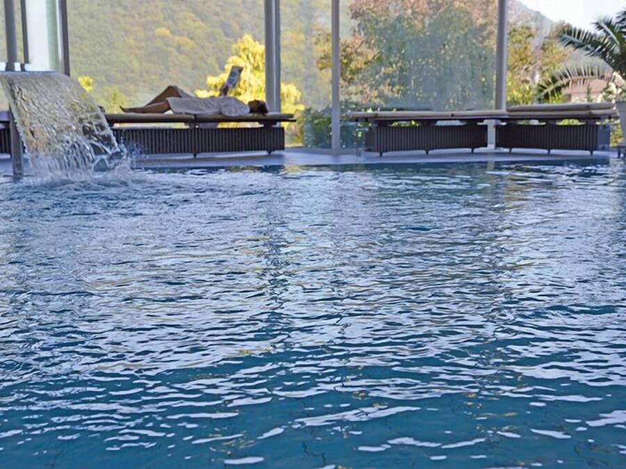 Piscina interna, guarda-sóis, espreguiçadeiras