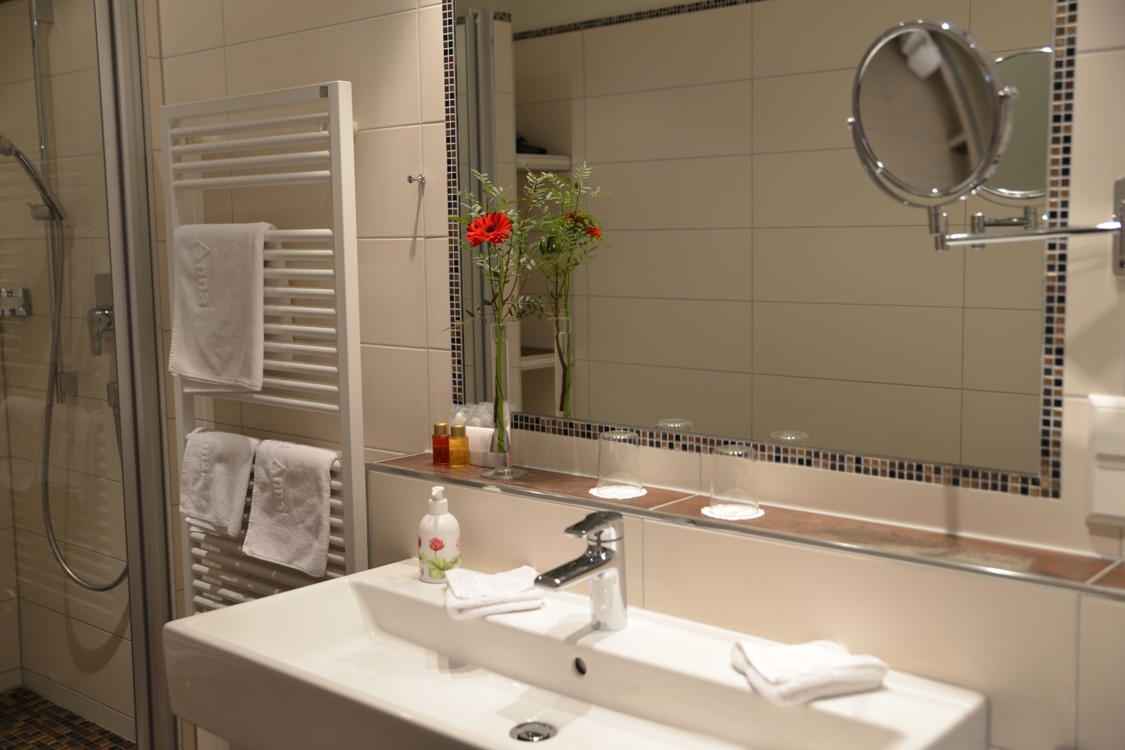 double room, 1 king bed, non smoking | bathroom | deep-soaking bathtub, free toiletries, hair dryer, bathrobes