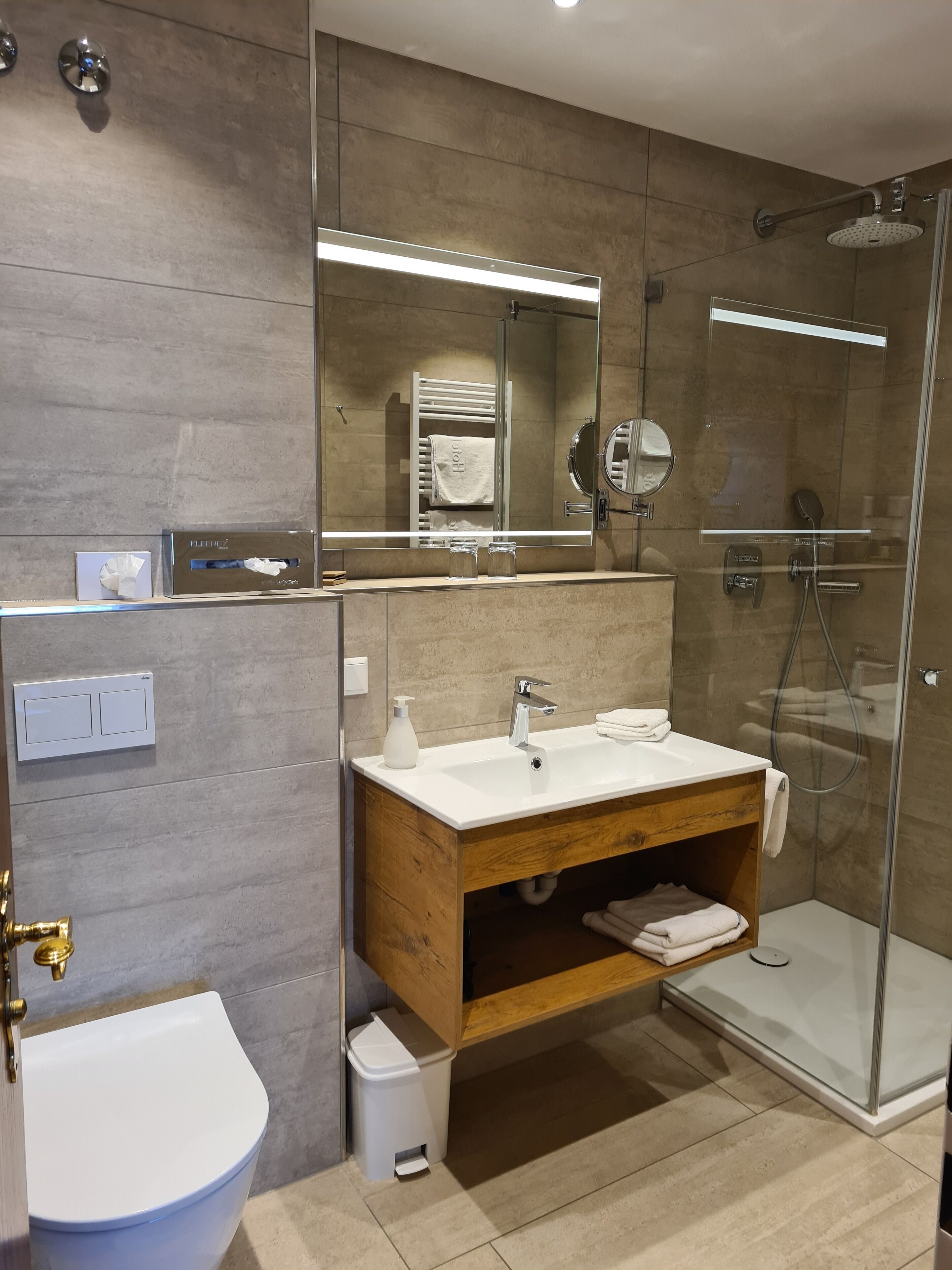 superior double room | bathroom | deep-soaking bathtub, free toiletries, hair dryer, bathrobes