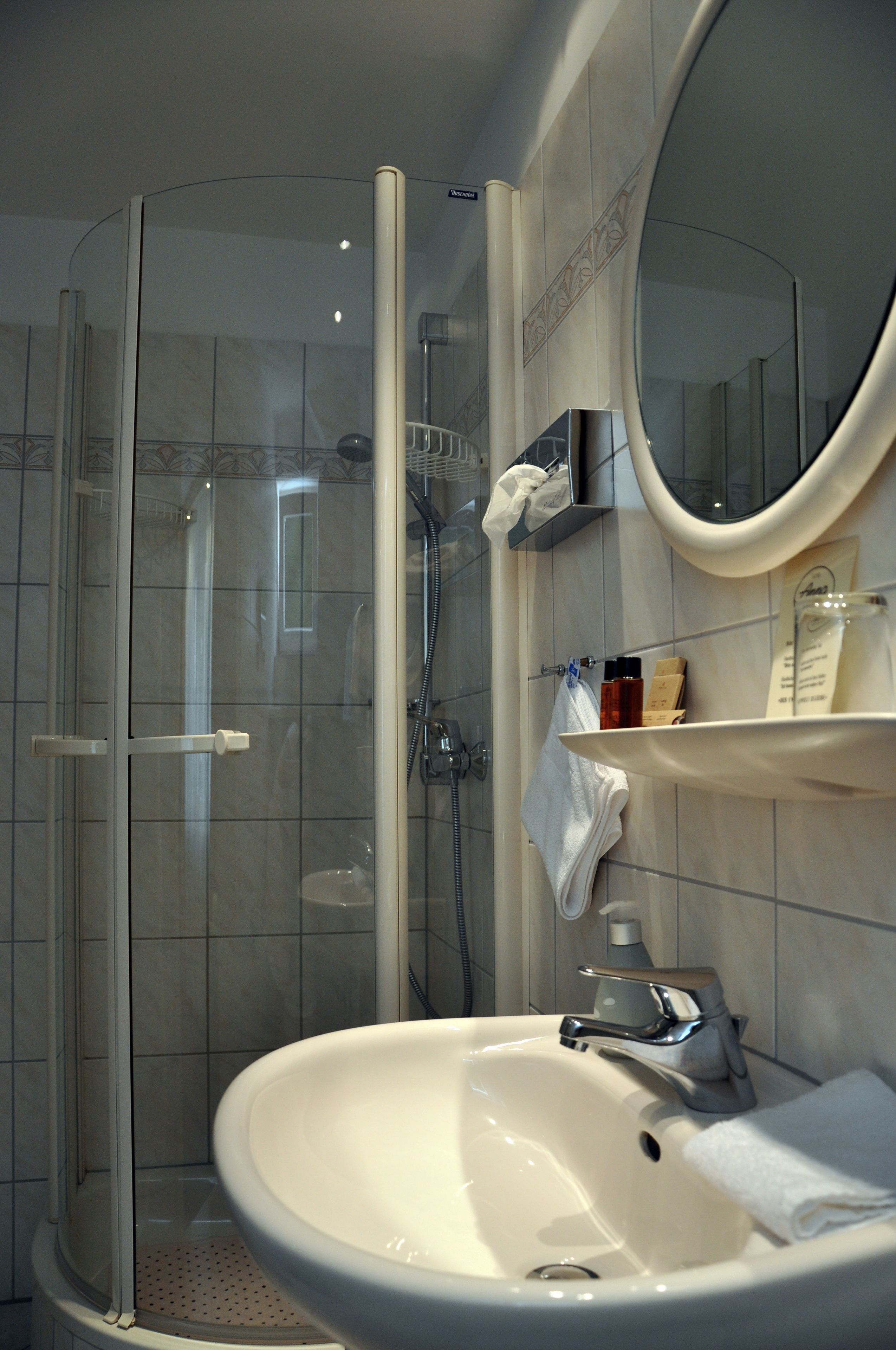 single room, 1 large single bed, non smoking | bathroom | deep-soaking bathtub, free toiletries, hair dryer, bathrobes