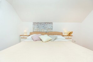 2 slaapkamers, een strijkplank/strijkijzer, beddengoed