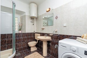 Shower, hair dryer, towels