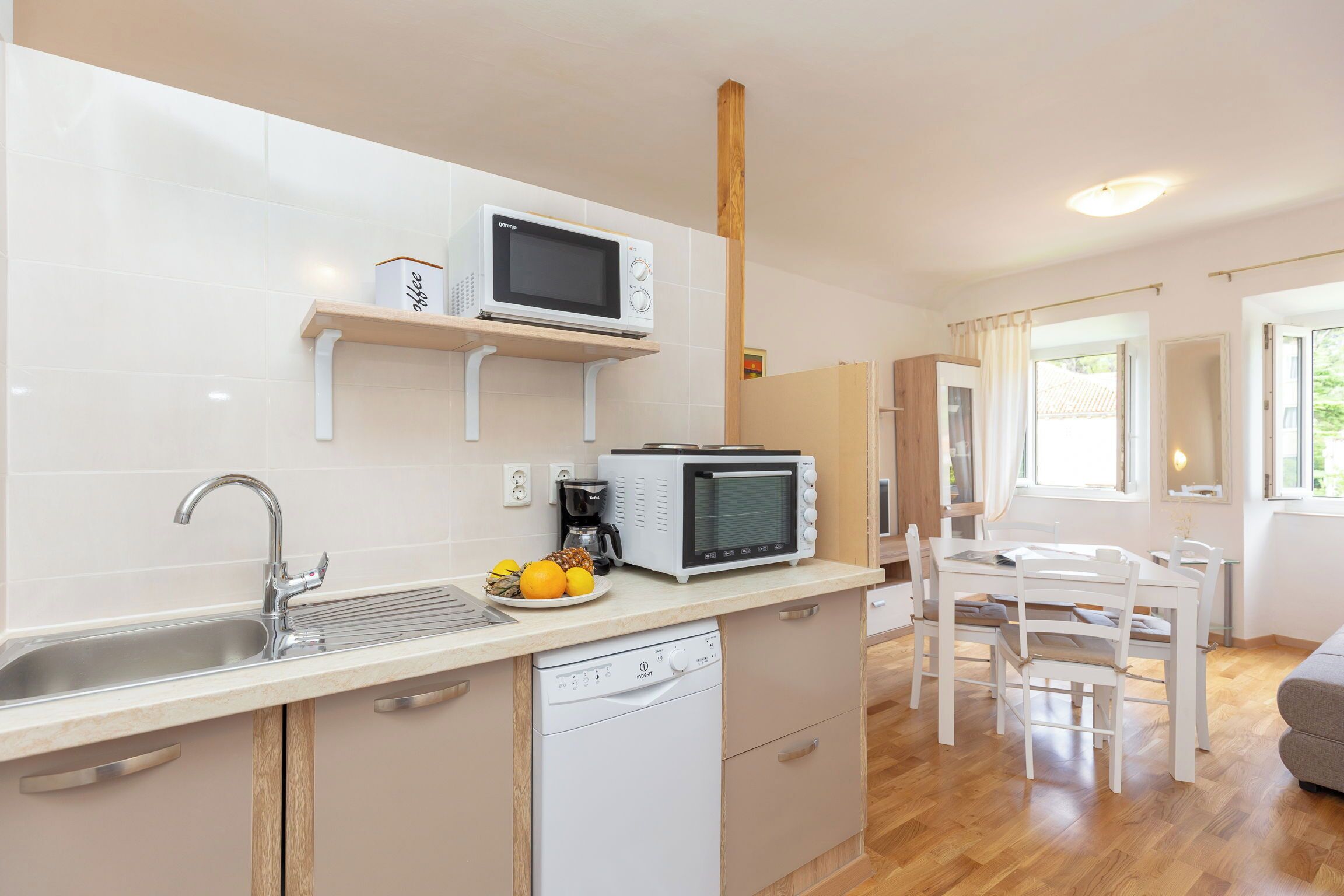 Coffee/tea maker, fridge, microwave, oven