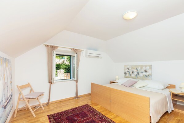 2 bedrooms, iron/ironing board, bed sheets