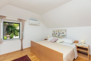 2 slaapkamers, een strijkplank/strijkijzer, beddengoed