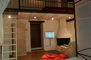 Minibar, tabla de planchar con plancha, wifi gratis y ropa de cama