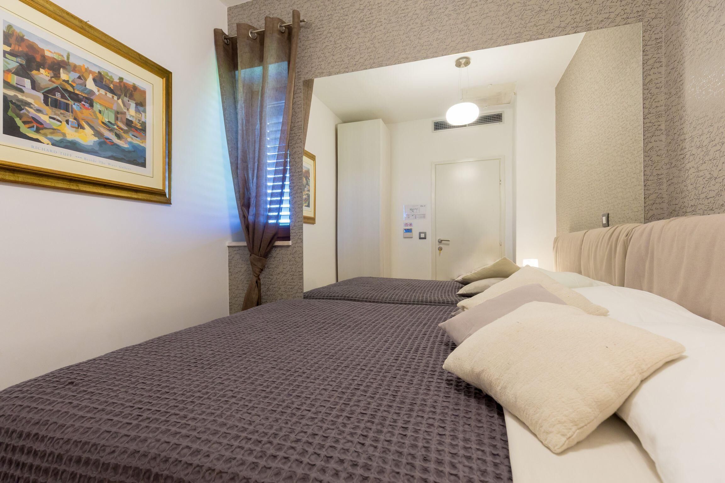 5 bedrooms, iron/ironing board, bed sheets