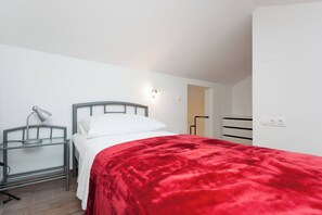 3 bedrooms, iron/ironing board, bed sheets