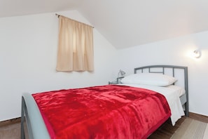 3 bedrooms, iron/ironing board, bed sheets