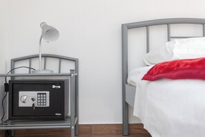 3 habitaciones, tabla de planchar con plancha y ropa de cama 