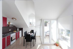 Fridge, oven, coffee/tea maker, toaster