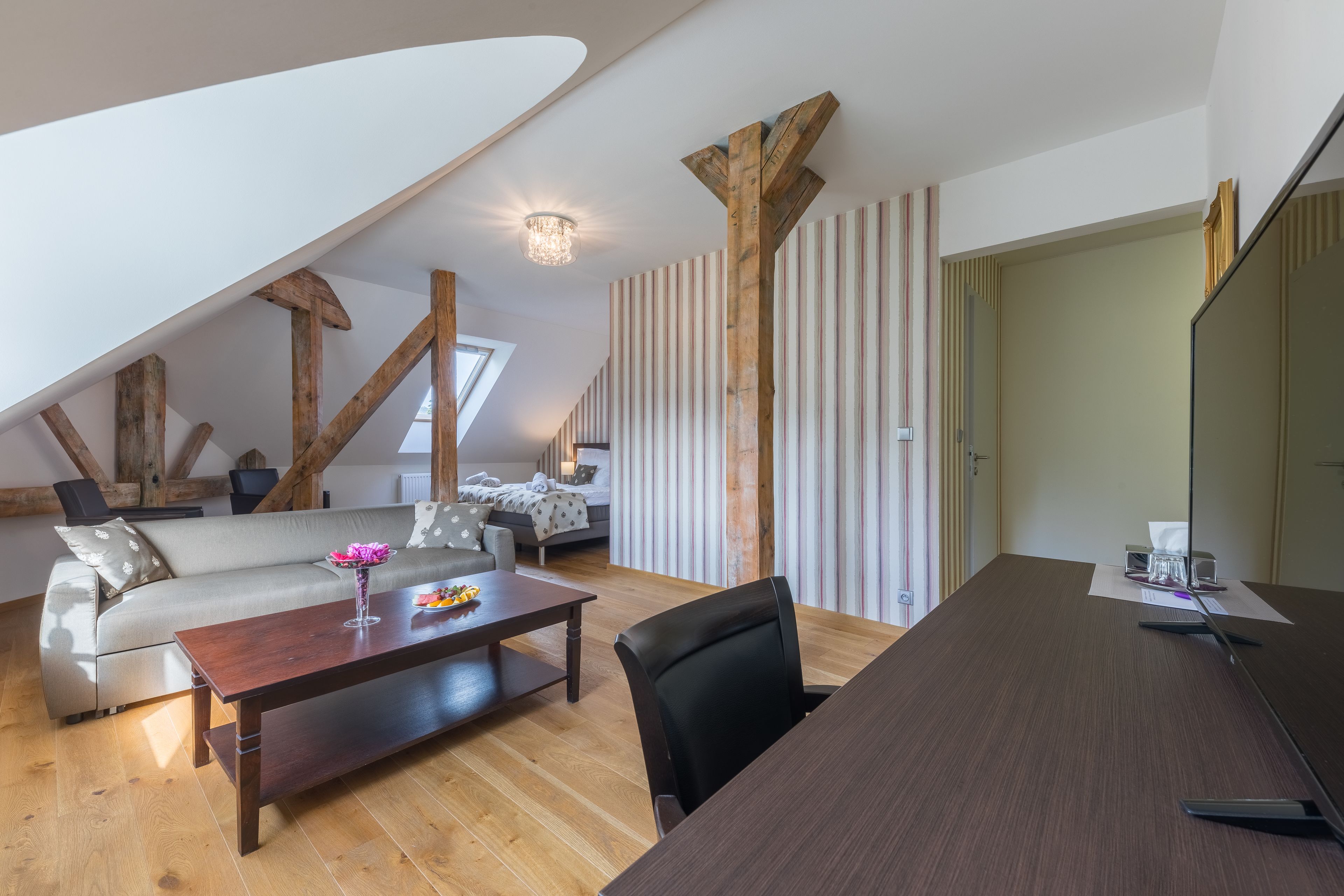 suite, mountain view | television