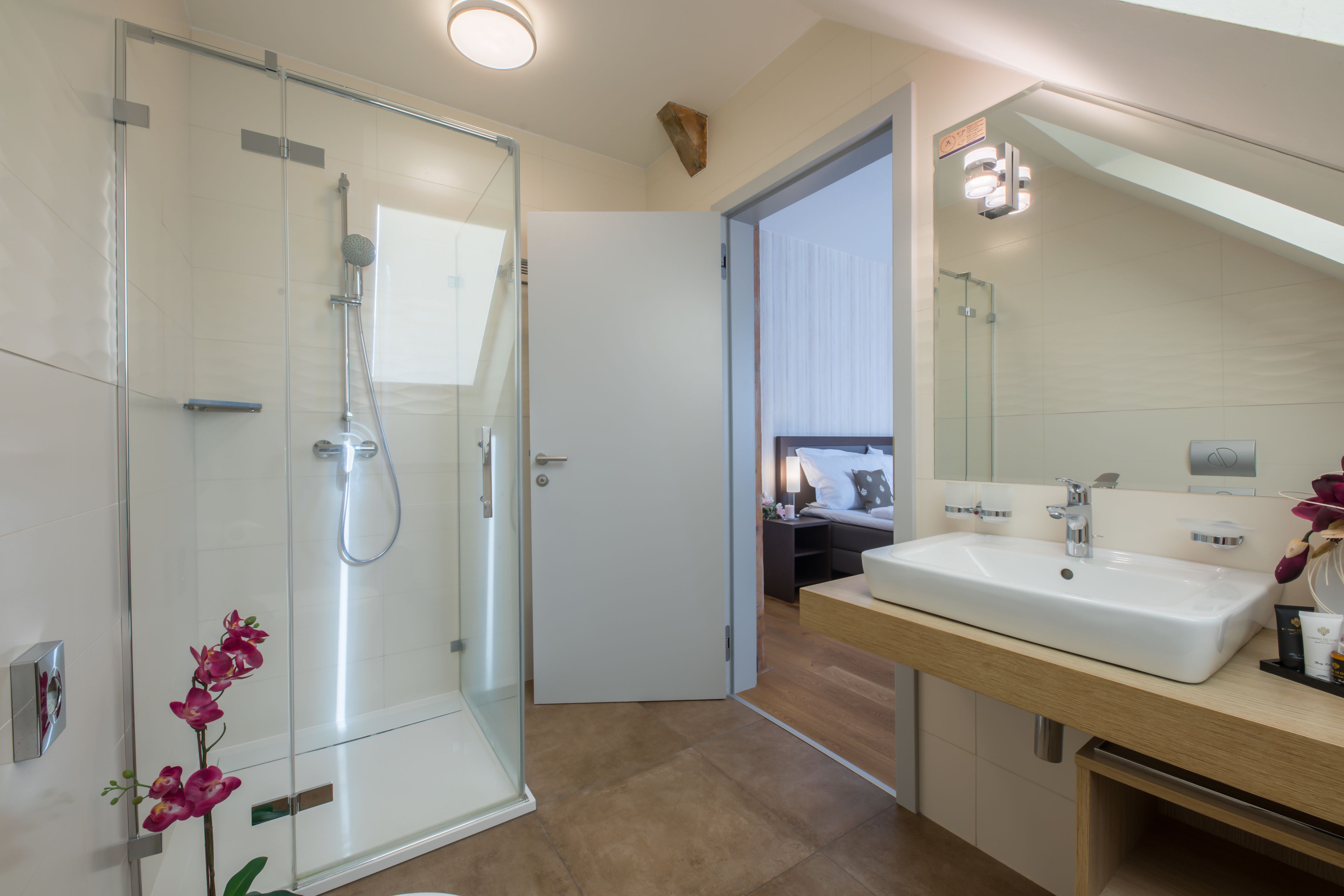 deluxe suite | bathroom | free toiletries, hair dryer, slippers, towels