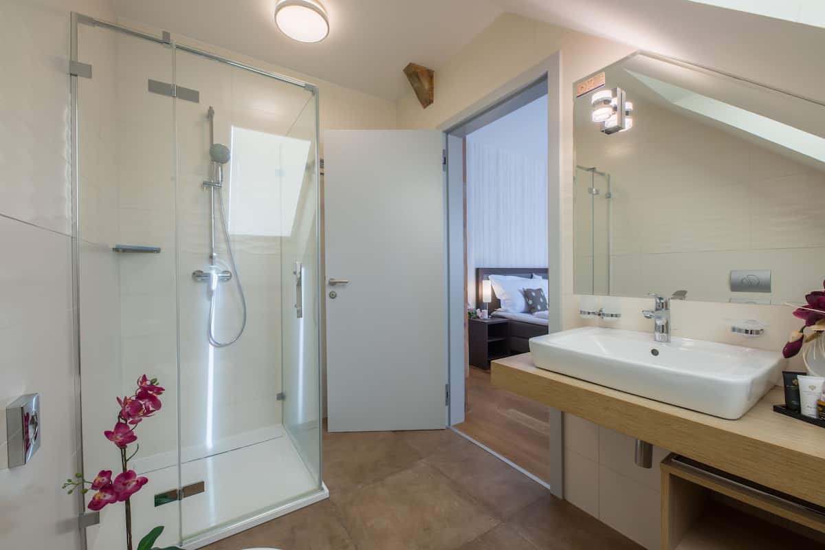 deluxe suite | bathroom | free toiletries, hair dryer, slippers, towels