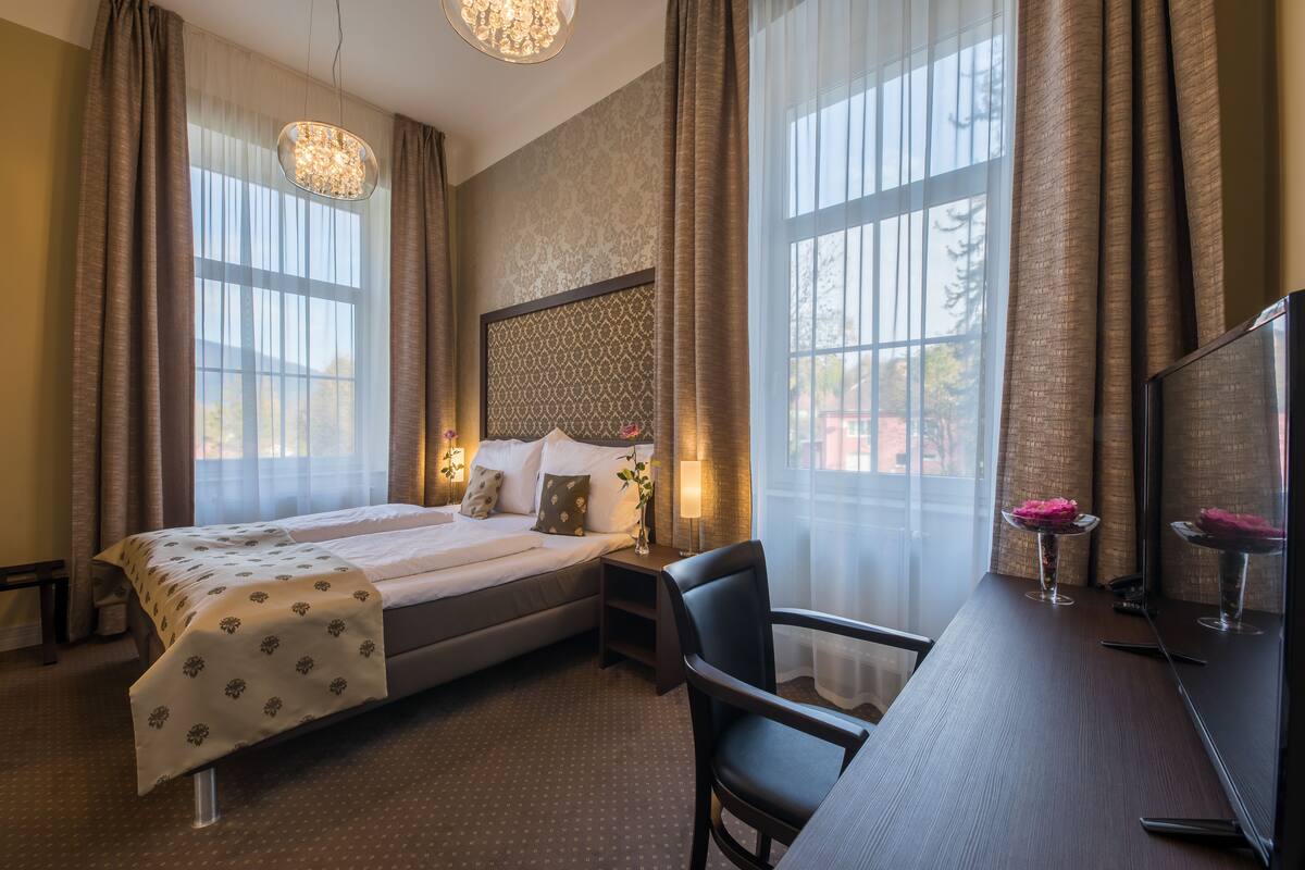 executive double or twin room | 1 bedroom, in-room safe, desk, laptop workspace