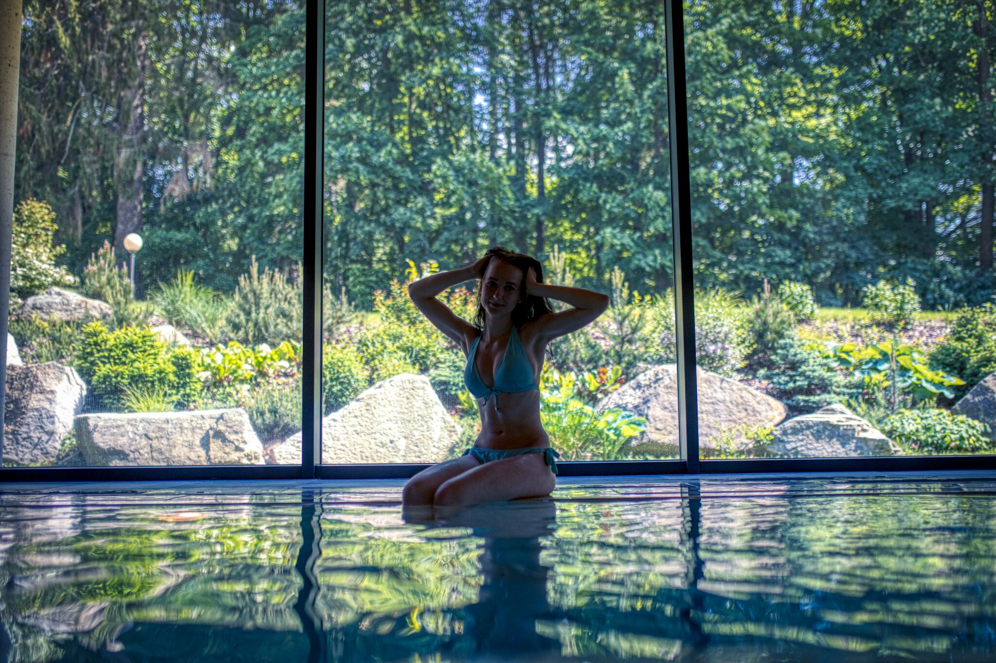 Una piscina techada, sillones reclinables de piscina