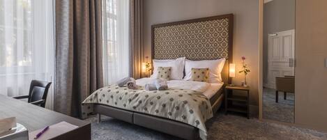 Executive Double Room, Mobility Accessible | In-room safe, individually decorated, individually furnished, desk