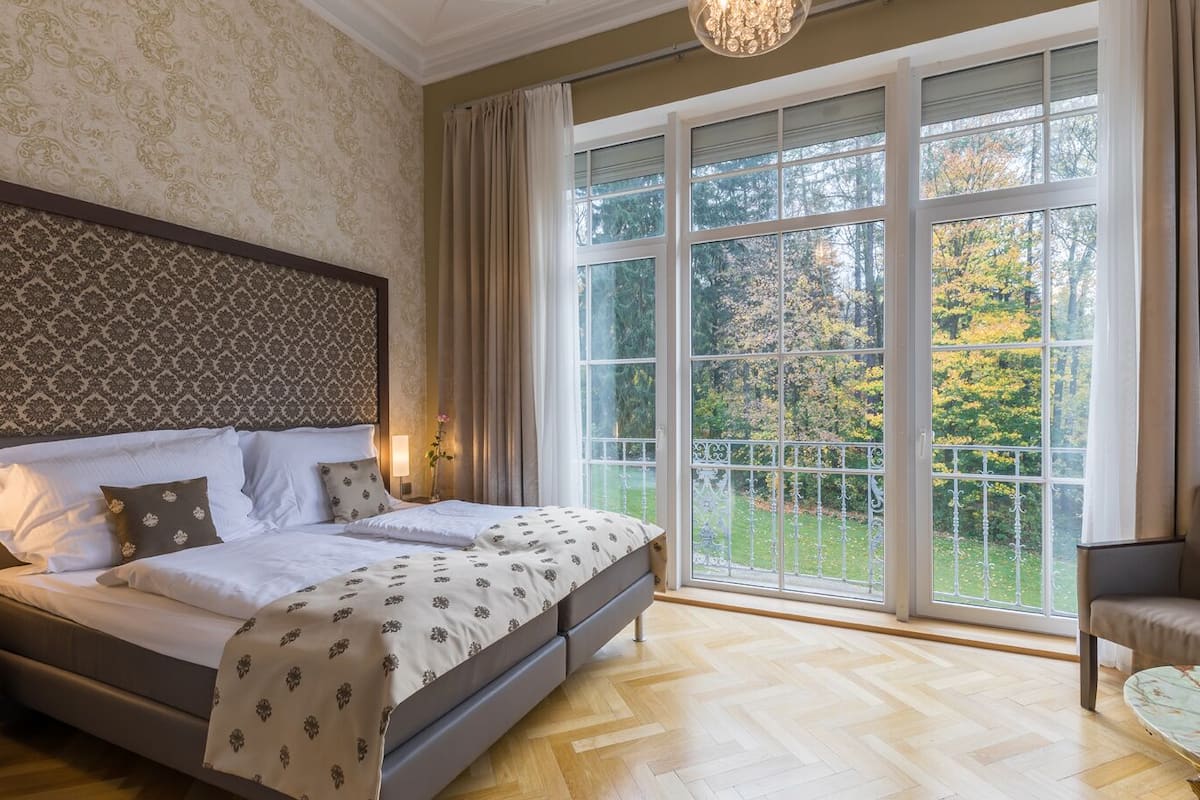 Suite – deluxe | Minibar, safe på rommet, individuelt dekorert og individuelt innredet