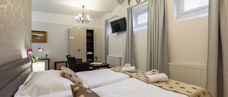 Economy Triple Room | In-room safe, individually decorated, individually furnished, desk