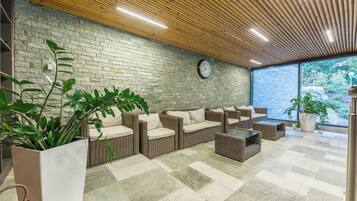 Sauna, Whirlpool, Dampfbad, Warmsteinmassagen, Tiefengewebe-Massagen