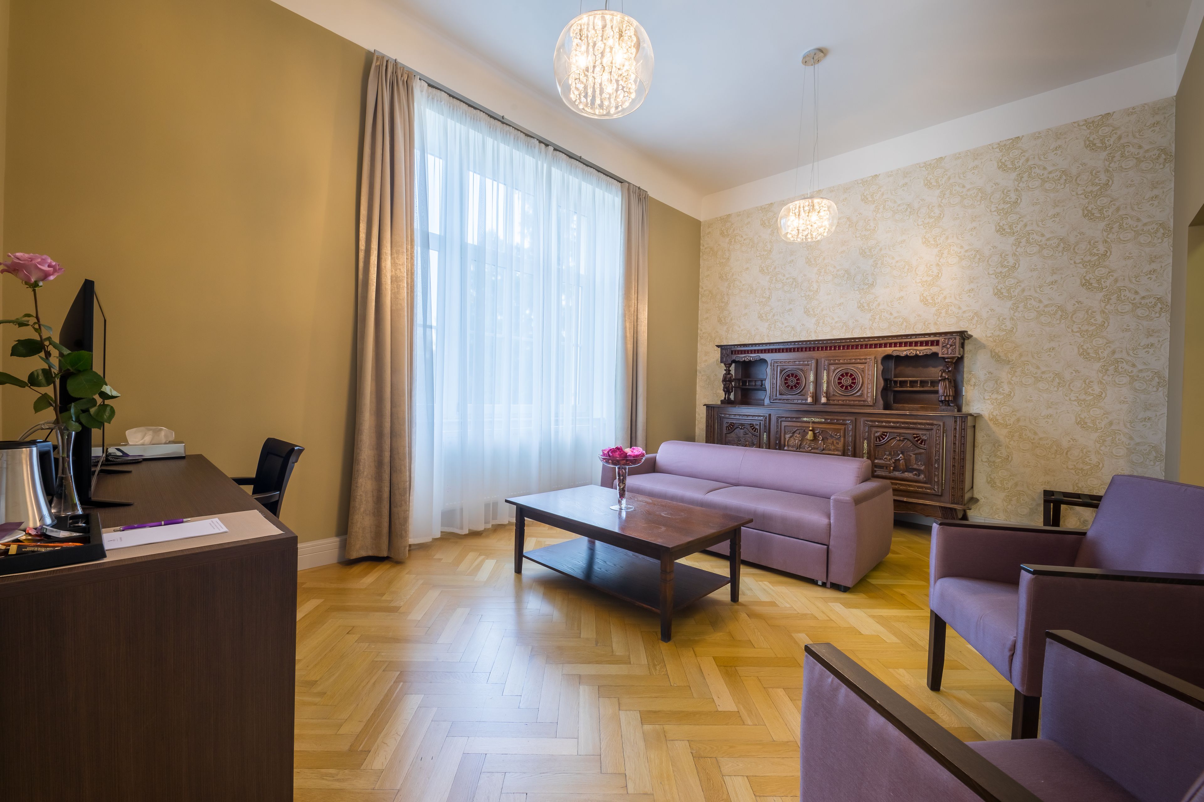 deluxe suite | living room | flat-screen tv