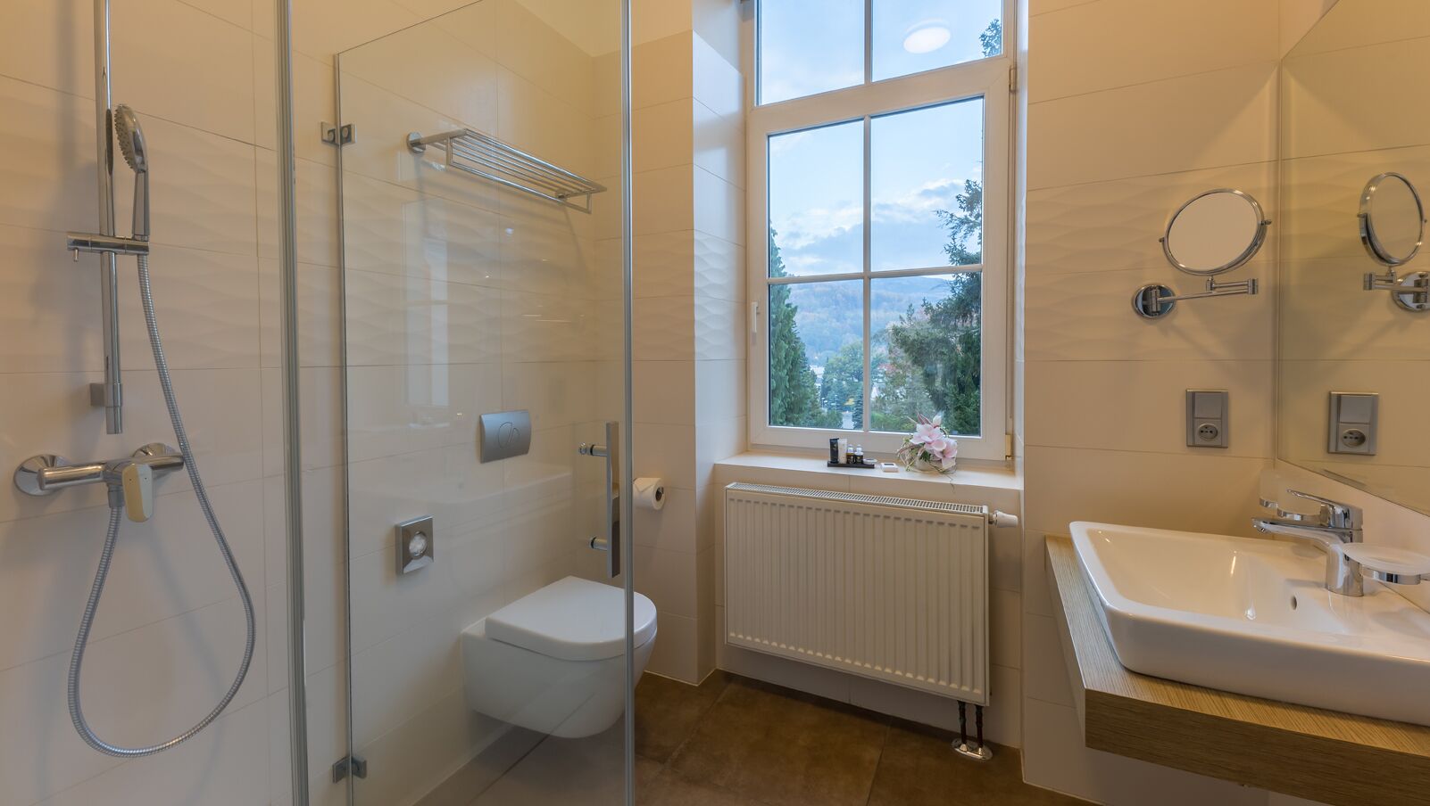 Superior Triple Room | Bathroom | Free toiletries, hair dryer, slippers, towels