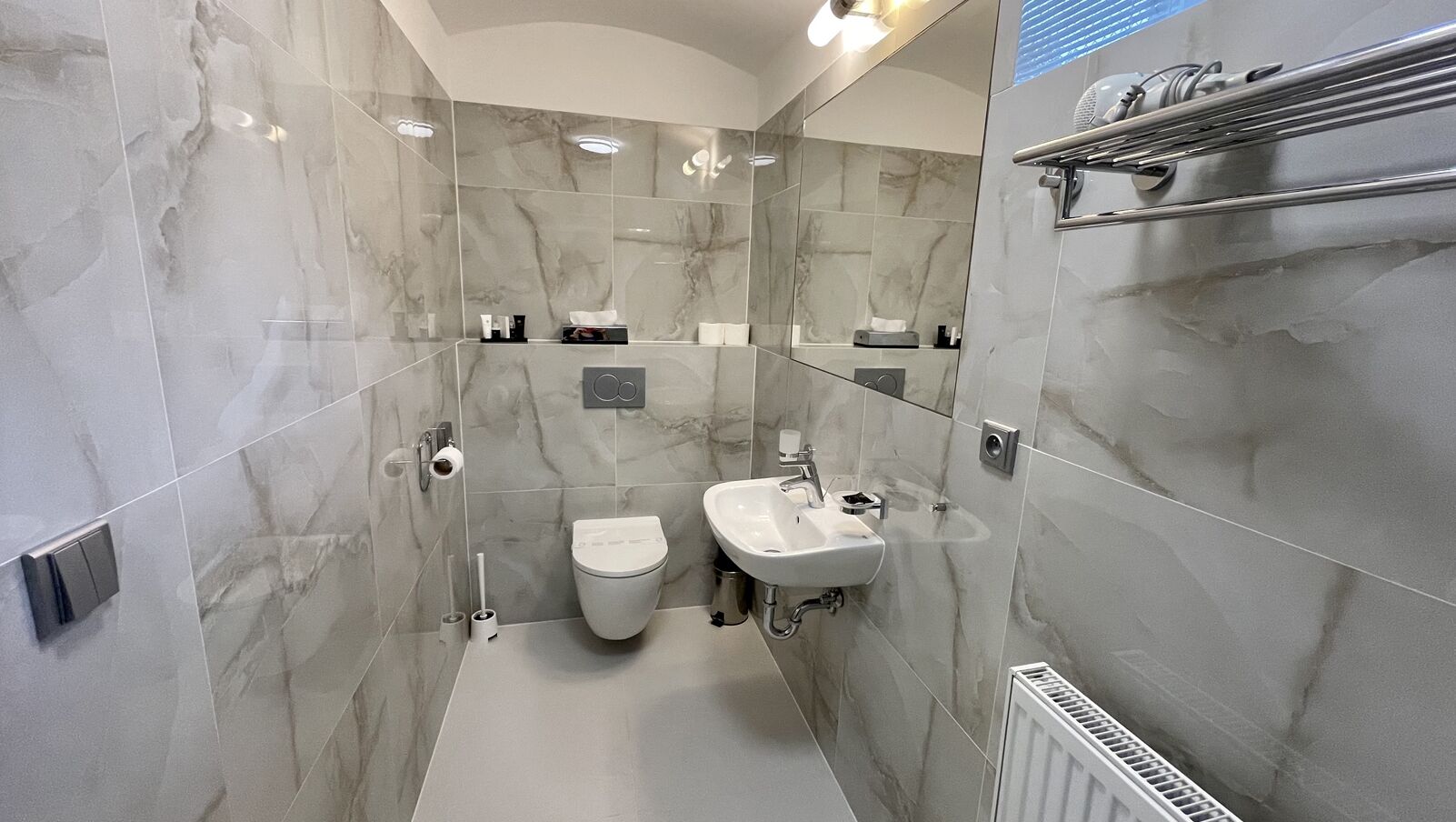 經濟雙人或雙床房 | 浴室 | 免費盥洗用品、吹風機、拖鞋、毛巾