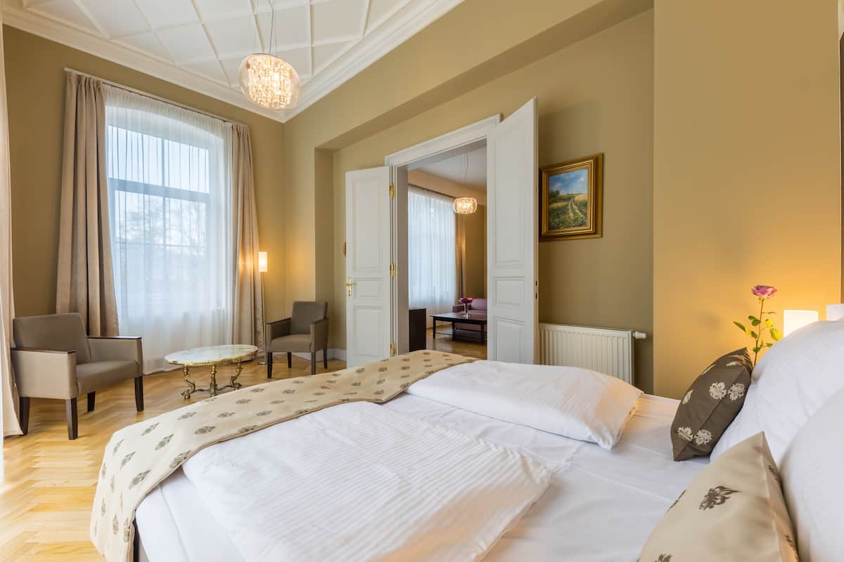 Deluxe Suite | 1 bedroom, in-room safe, desk, laptop workspace