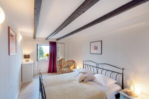 4 bedrooms, iron/ironing board, bed sheets