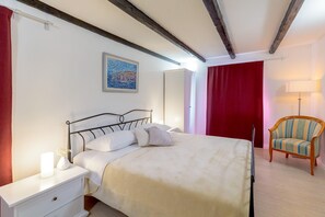 4 bedrooms, iron/ironing board, bed sheets