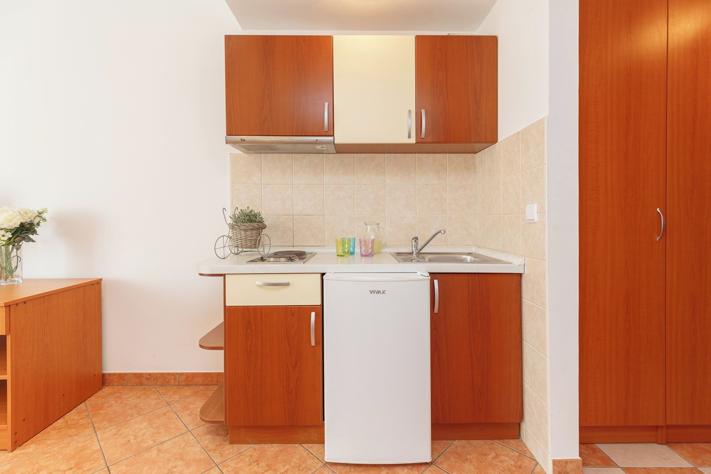 Kühlschrank, Herdplatte, Toaster, Kochgeschirr/Geschirr/Besteck